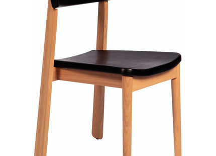 Silla Tramontina Piazza Kyoto en madera Tauari con acabado en barniz transparente y tapizado negro