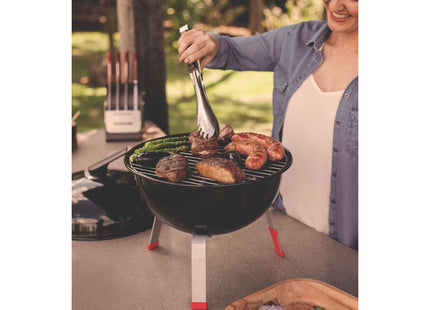 Grill a carbón TCP-320L Tramontina con tapa de acero esmaltado, parrilla y utensilios de acero inoxidable.