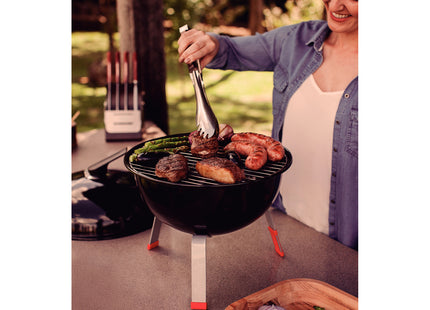 Grill a carbón TCP-320L Tramontina con tapa de acero esmaltado, parrilla y utensilios de acero inoxidable.