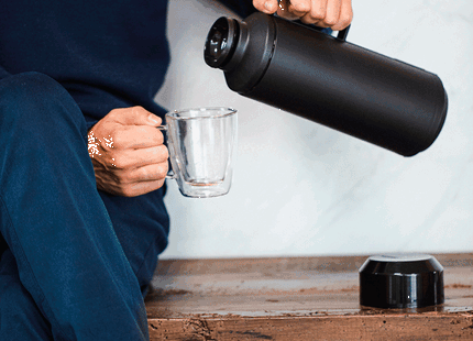 Termo Tramontina Exata en Plástico Negro con Ampolla de Vidrio y Tapa Roscable 1 L